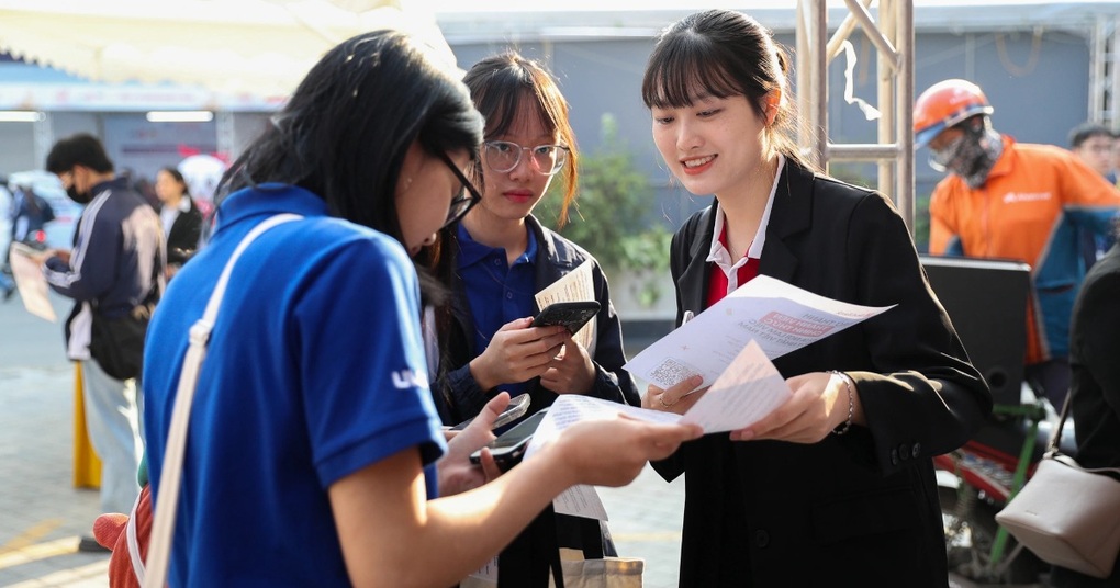 Hàng nghìn sinh viên ĐHQG Hà Nội sẽ học AI, công nghệ số từ năm nay - 1 Hàng nghìn sinh viên ĐHQG Hà Nội sẽ học AI, công nghệ số từ năm nay - 1
