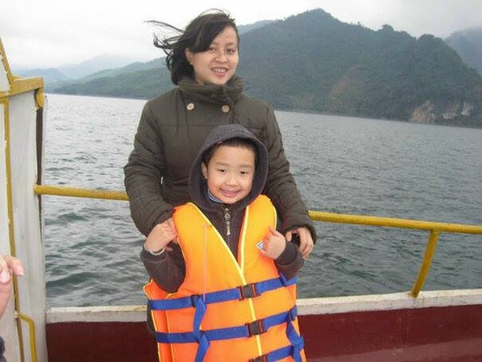 Trang bị áo phao cho trẻ em khi tham gia giao thông đường thủy nội địa. Ảnh Anh Tuấn