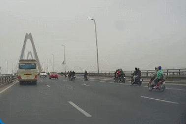 Nổi bật tuần qua: Ô tô quệt ngã xe máy, nhanh chóng chạy khỏi hiện trường