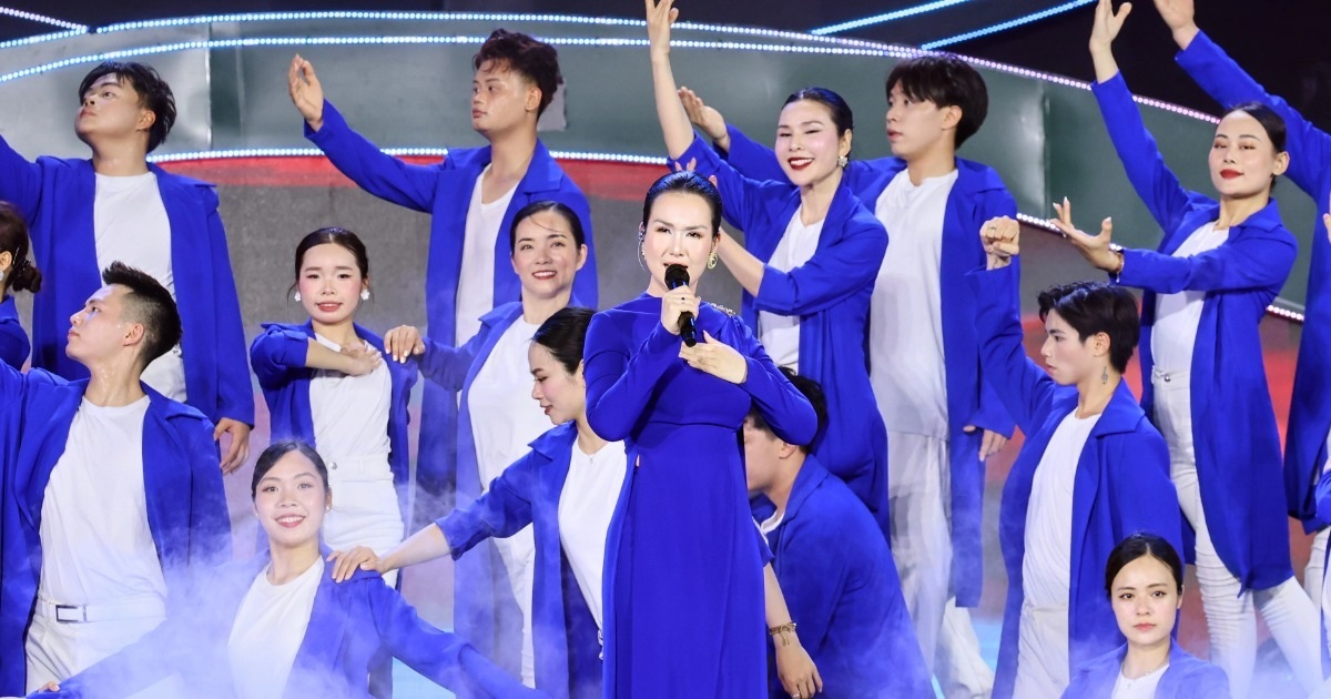 Võ Hạ Trâm mang hit 7 tỷ view “đãi” hàng nghìn khán giả Thái Nguyên