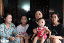 Chồng chết, người phụ nữ mù một mắt gánh gồng nuôi 5 con thơ dại