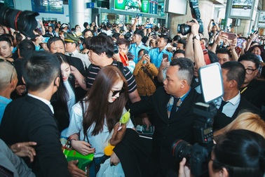 Fan Việt “quá khích” khiến sân bay “hỗn loạn” khi T-ara xuất hiện