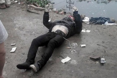 Nhặt mũ bảo hiểm, phát hiện xác chết trong tư thế lái xe máy