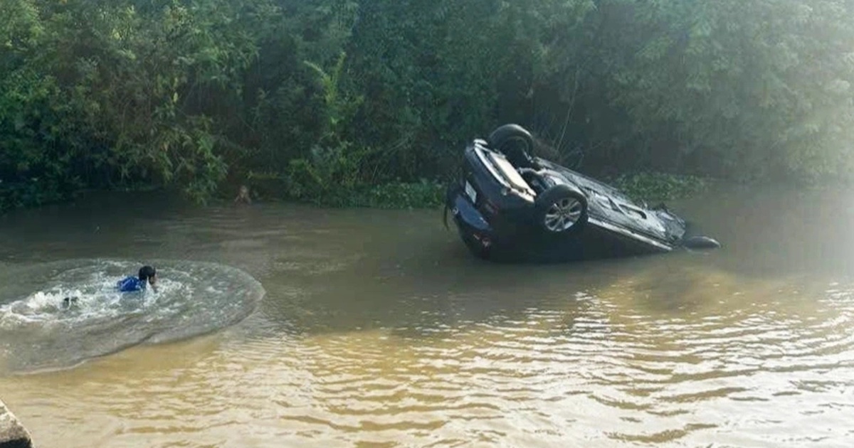 Bé 30 tháng tuổi và ông ngoại thoát chết thần kỳ khi ô tô lao xuống sông
