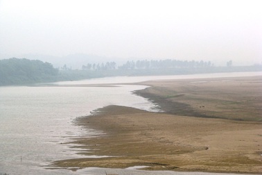 Mưu sinh bên dòng Lam cạn “trơ đáy”