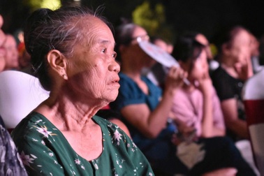 Cựu chiến binh rưng rưng xúc động khi xem "Mưa đỏ" giữa Thành cổ Quảng Trị