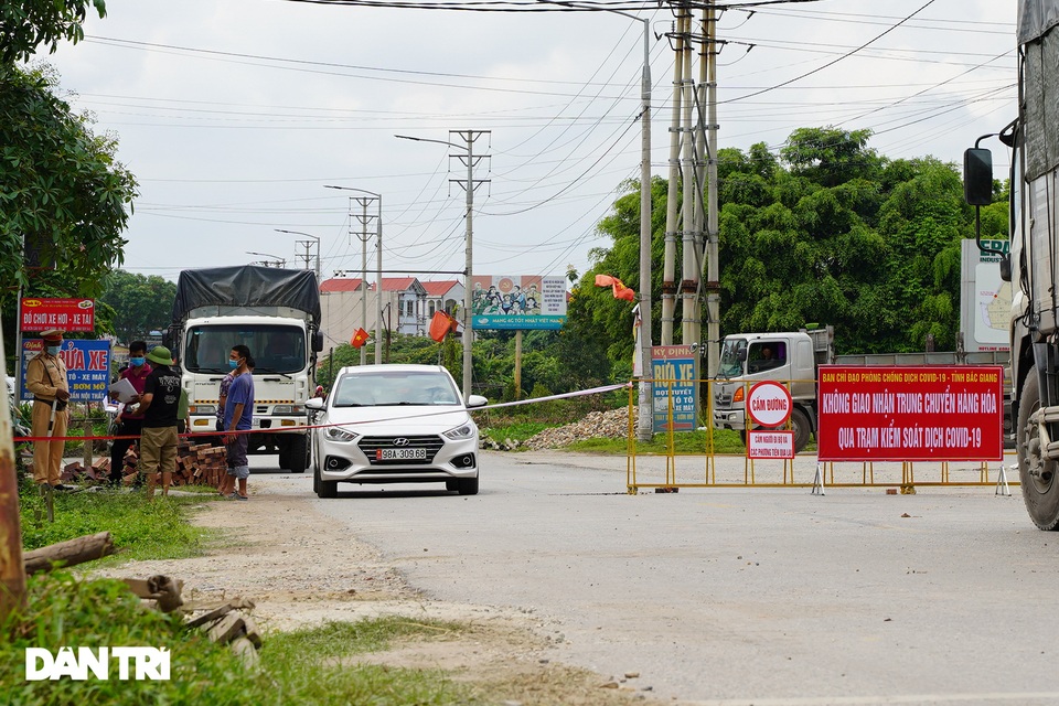Muôn kiểu chốt chặn phòng dịch tại các ngả đường ở vùng giáp ranh Hà Nội - 18 Muôn kiểu chốt chặn phòng dịch tại các ngả đường ở vùng giáp ranh Hà Nội - 18
