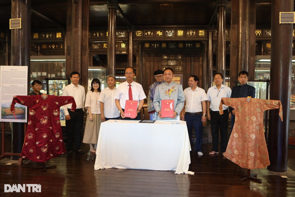 Bay nửa vòng trái đất, 2 áo dài của Từ Cung Hoàng thái hậu về lại Huế - 1 Bay nửa vòng trái đất, 2 áo dài của Từ Cung Hoàng thái hậu về lại Huế - 1