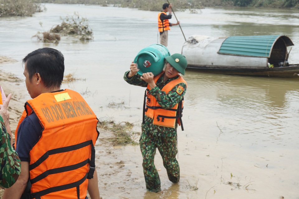 Ký ức kinh hoàng của người đàn ông “đẩy vợ con qua tường rào chạy lũ - 6 Ký ức kinh hoàng của người đàn ông “đẩy vợ con qua tường rào chạy lũ - 6