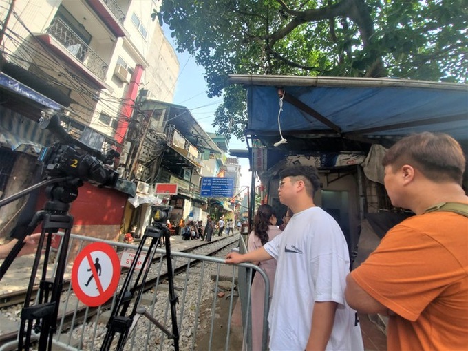 Phố cà phê đường tàu: Hàng quán đóng cửa, du khách không được vào khu vực đường tàu - Ảnh 5. Phố cà phê đường tàu: Hàng quán đóng cửa, du khách không được vào khu vực đường tàu - Ảnh 5.