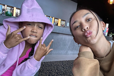 Người mẹ bị "ném đá" khi cho con gái nghỉ học để theo nghề TikTok