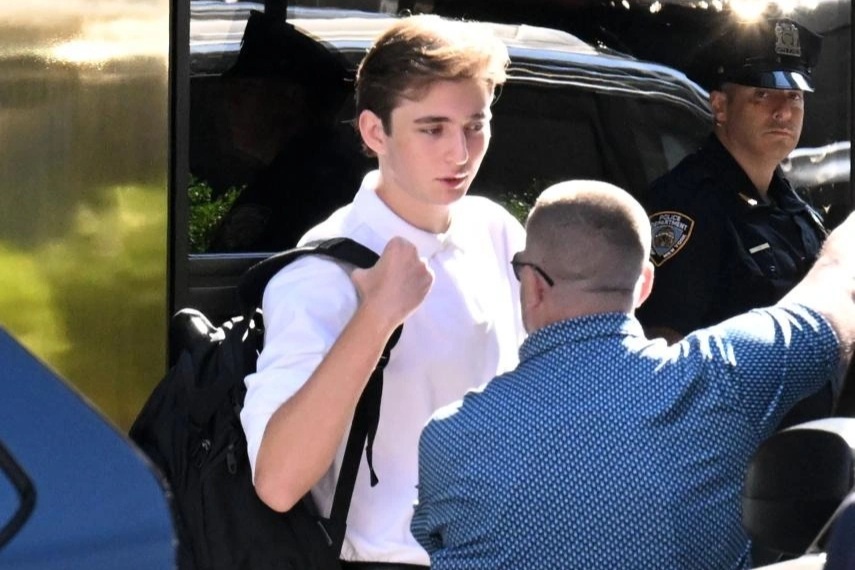 កូនប្រុសពៅរបស់លោក Trump អមដោយអង្គរក្សនៅថ្ងៃដំបូងនៃមហាវិទ្យាល័យ - ១ Con trai út ông Trump được vệ sĩ hộ tống trong ngày đầu vào đại học - 1