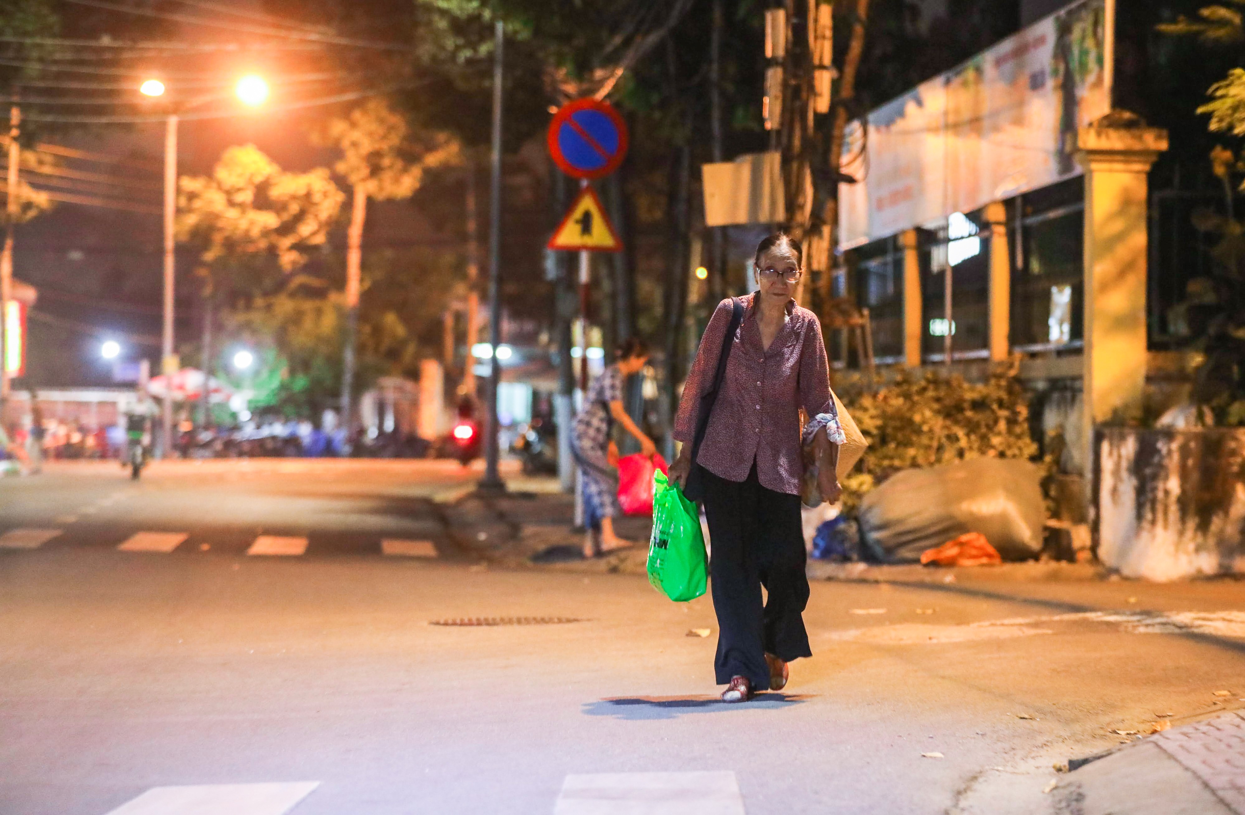 Bà giáo U80 ngày bán vé số, tối đứng lớp “gieo chữ” cho học sinh nghèo - 17 Bà giáo U80 ngày bán vé số, tối đứng lớp “gieo chữ” cho học sinh nghèo - 17
