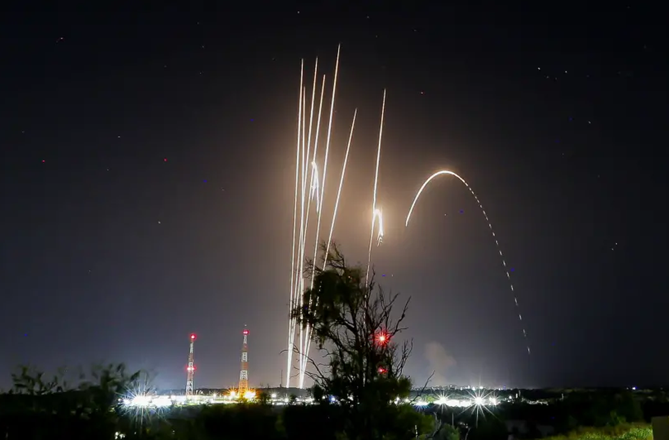 Kho vũ khí phía sau mưa tên lửa của Hamas trút xuống Israel - 1 Kho vũ khí phía sau mưa tên lửa của Hamas trút xuống Israel - 1