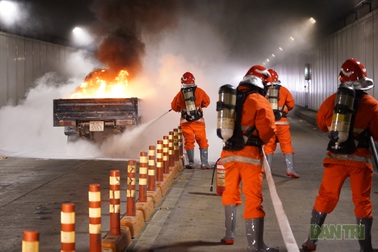 Gay cấn màn diễn tập cứu nạn bên trong hầm vượt sông Sài Gòn