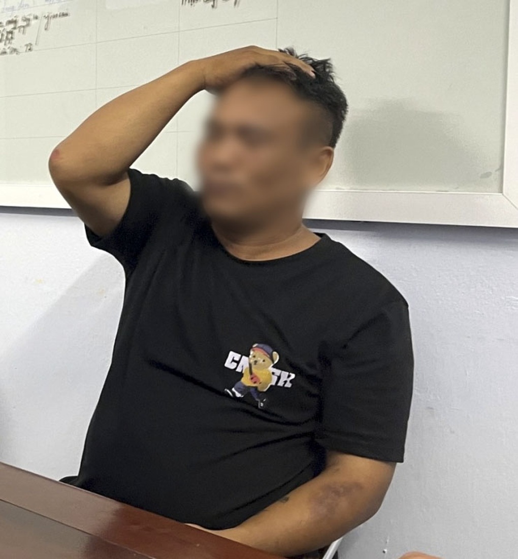 Làm rõ việc nghi phạm hôn mê, nhập viện sau khi bị tạm giữ - 1 Làm rõ việc nghi phạm hôn mê, nhập viện sau khi bị tạm giữ - 1