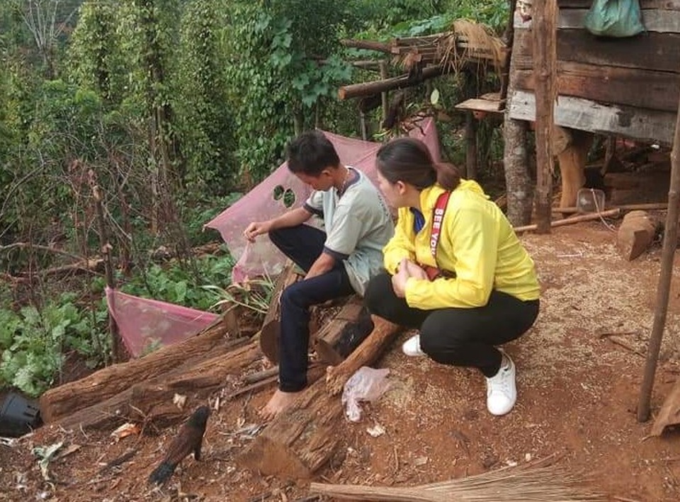 Thầy cô lặn lội vượt đường rừng để vận động học sinh đi học trở lại - 3 Thầy cô lặn lội vượt đường rừng để vận động học sinh đi học trở lại - 3