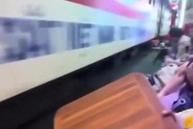 Sự cố nguy hiểm tại phố cà phê đường tàu ở Hà Nội