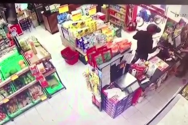Video kẻ cướp dùng súng uy hiếp nhân viên cửa hàng tiện lợi ở TPHCM