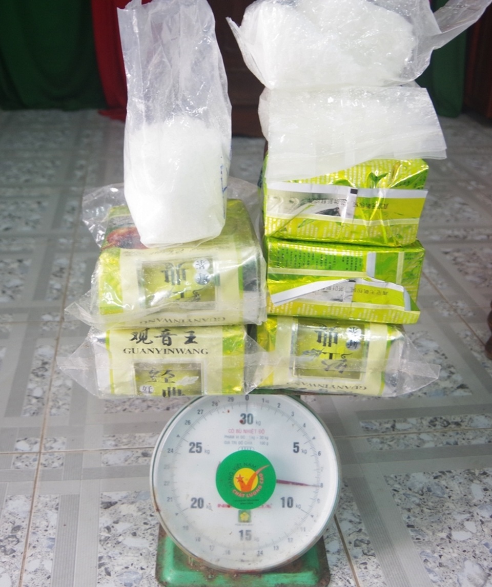 Tuyên dương 4 người nhặt được ma túy ở bờ biển giao cơ quan chức năng - 2 Tuyên dương 4 người nhặt được ma túy ở bờ biển giao cơ quan chức năng - 2