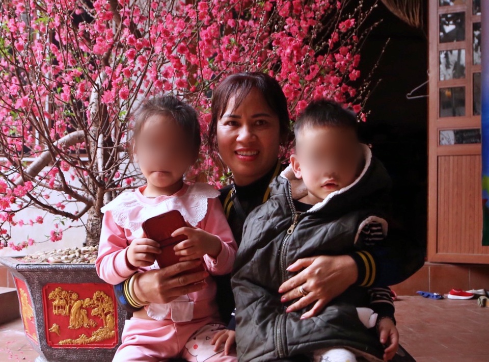 Người nhìn thấy 2 chị em bị bỏ rơi ở bờ đê mong nhận các cháu làm con nuôi - 1 Người nhìn thấy 2 chị em bị bỏ rơi ở bờ đê mong nhận các cháu làm con nuôi - 1