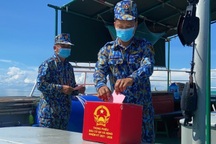 Hơn 30 cán bộ, chiến sĩ làm nhiệm vụ trên biển bầu cử sớm 4 ngày