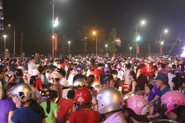 Biển người đổ về quảng trường Hùng Vương dự đêm hội khai mạc Đền Hùng 2018