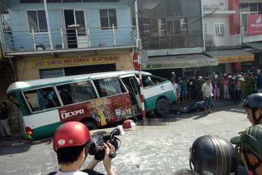 Xe buýt đổ dốc cầu tông người phụ nữ bán vé số tử vong