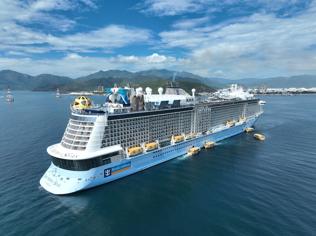 Du thuyền lớn nhất Châu Á đến Nha Trang - 1 Du thuyền lớn nhất Châu Á đến Nha Trang - 1