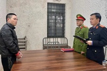 Cất thùng xốp giúp bạn, người đàn ông bị khởi tố