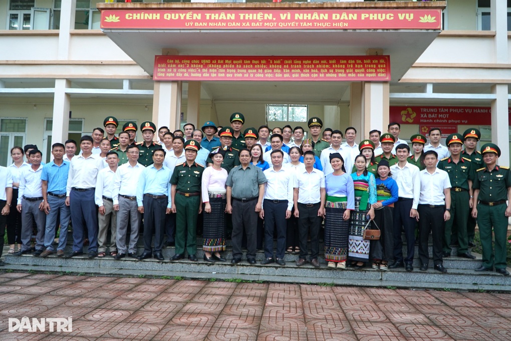 Thủ tướng: Bố trí thêm cán bộ về các xã đang quá tải công việc - 3 Thủ tướng: Bố trí thêm cán bộ về các xã đang quá tải công việc - 3