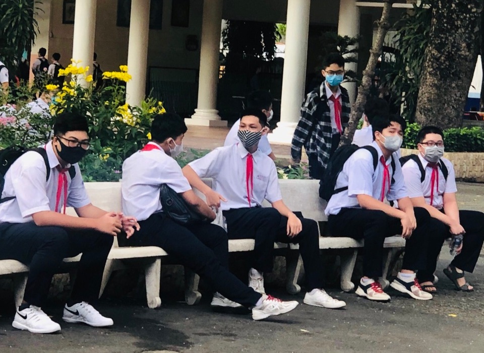 Gần 4 tháng gặp lại bạn bè, thầy cô, quyết không tay bắt mặt mừng - 2 Gần 4 tháng gặp lại bạn bè, thầy cô, quyết không tay bắt mặt mừng - 2