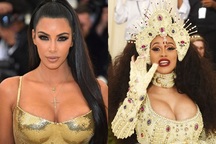 Kim Kardashian đọ ngực "khủng" với Cardi B