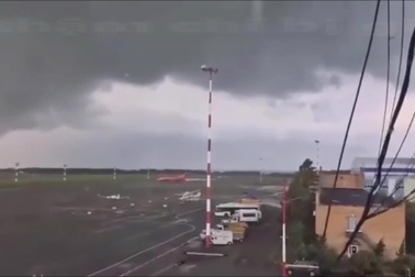 Gió lốc xuất hiện tại sân bay hất tung hàng loạt máy bay