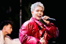 Erik cởi áo khoác trình diễn "máu lửa", khán giả đội mưa hát cùng nghệ sĩ