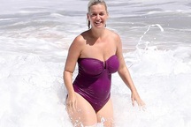 Katy Perry bế con gái nhỏ ra biển