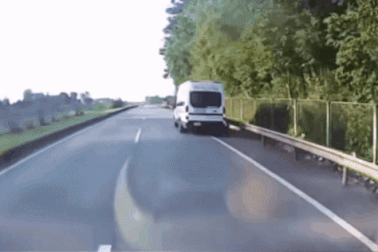 Tài xế bị phạt 11 triệu đồng vì trả khách ngay trên đường cao tốc