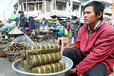 Dạo chợ Tết mua “thịt mỡ, dưa hành, bánh chưng xanh…”