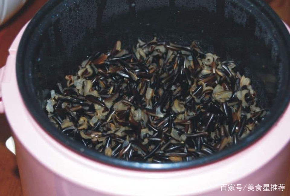 Loại gạo màu đen sì sì nhìn như những cái đinh sắt, dân sành ăn nức nở khen ngon - 3 Loại gạo màu đen sì sì nhìn như những cái đinh sắt, dân sành ăn nức nở khen ngon - 3