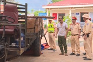 Công an nổ súng bắt giữ đối tượng lái xe chở gỗ lậu lao thẳng vào CSGT
