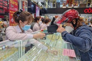 Soi giá vàng miếng SJC của các "nhà vàng" trên thị trường