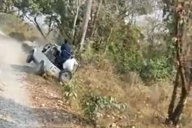 Xe chở du khách lật nghiêng khi đang bị tê giác hung hãn rượt đuổi