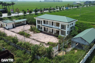 Trụ sở tiền tỷ bỏ hoang vì thiếu đường vào, cán bộ làm việc tại nhà dột nát