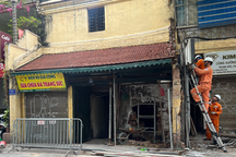 Xe Mercedes tông đổ tường một trong những ngôi nhà cổ nhất Hà Nội