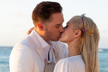 Bạn trai cầu hôn Paris Hilton bằng nhẫn 2 triệu USD