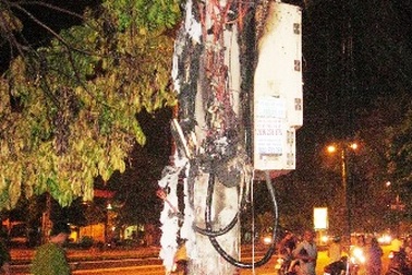 Cháy trụ điện, cả khu phố náo loạn