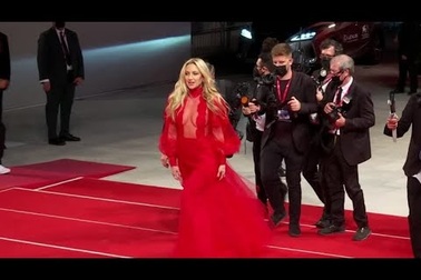 "Người đẹp nhất thế giới" rực rỡ váy đỏ tại Venice