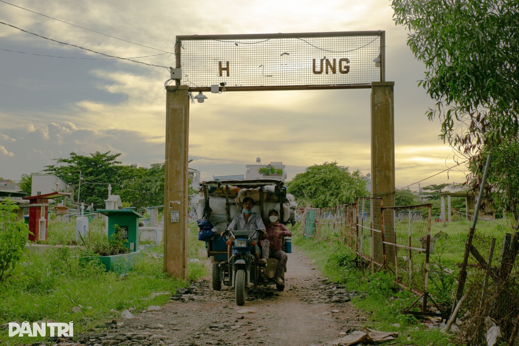 Những hộ dân cuối cùng ở nghĩa trang lớn nhất TPHCM trước quy hoạch - 6 Những hộ dân cuối cùng ở nghĩa trang lớn nhất TPHCM trước quy hoạch - 6