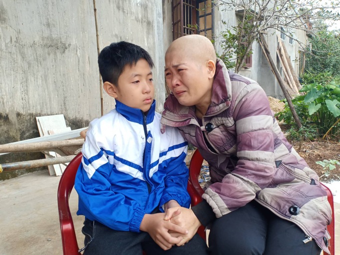 Lời khẩn cầu của đứa trẻ mồ côi cha, mẹ mắc bệnh hiểm nghèo: “Cháu đã mồ côi bố, nếu mẹ mà chết thì cháu biết sống với ai?” - Ảnh 1. Lời khẩn cầu của đứa trẻ mồ côi cha, mẹ mắc bệnh hiểm nghèo: “Cháu đã mồ côi bố, nếu mẹ mà chết thì cháu biết sống với ai?” - Ảnh 1.