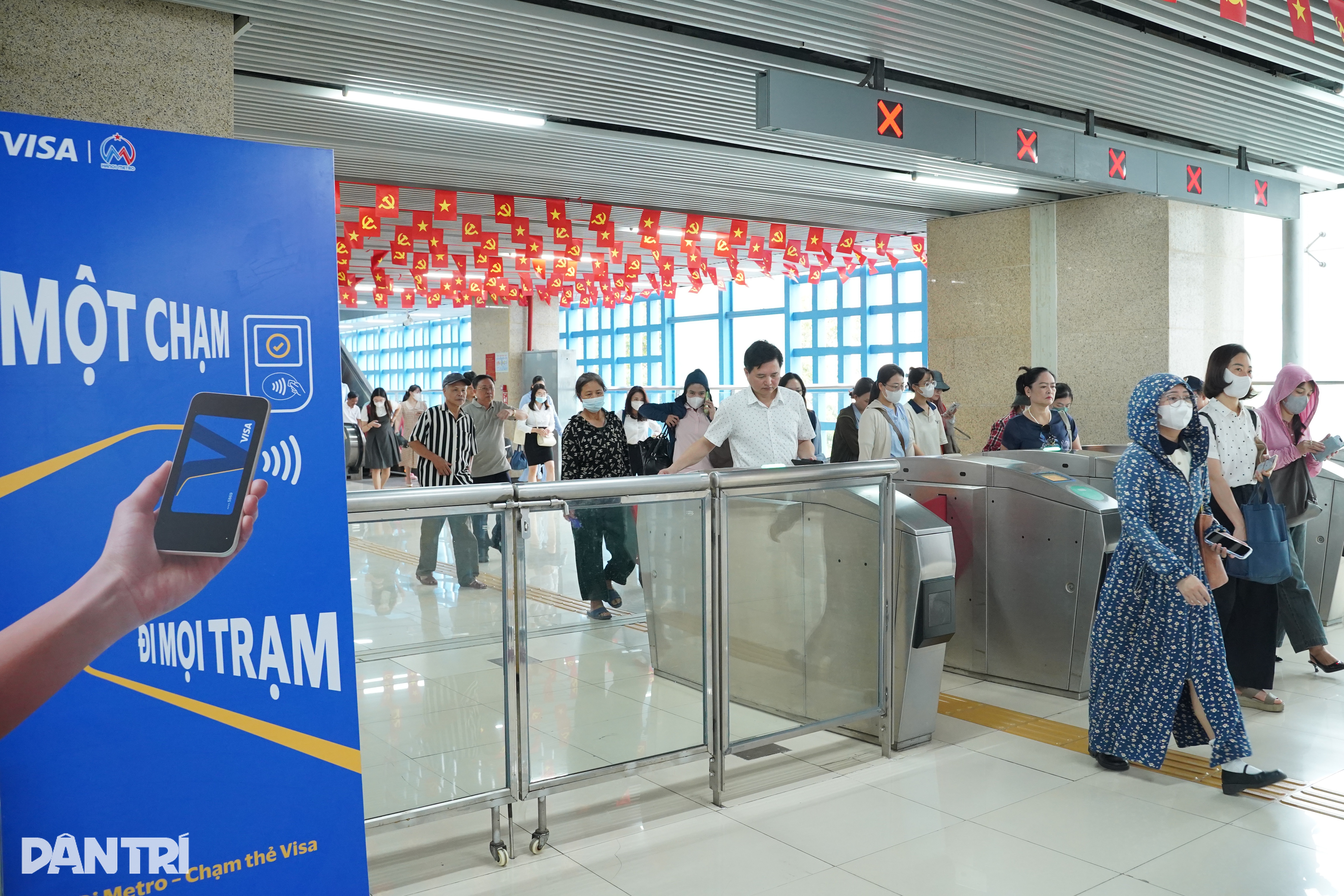Người Hà Nội thích thú đi metro sinh trắc học một chạm đến mọi ga - 1